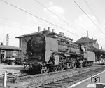 01 119 wurde am 04.01.1935 beim Bw Leipzig Hbf West in Dienst gestellt. Auch fast 30 Jahre später erscheint die Lok, die soeben einen Interzonenzug nach Bebra gebracht hat, fast noch wie bei ihrer Ablieferung. Jüngere Eisenbahnfreunde werden der Lok wahrscheinlich in Form von 01 528 begegnet sein, in die sie 1964 umgebaut wurde. (04.09.1963) <i>Foto: Joachim Claus</i>
