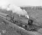 Auch wenn ihr Äußeres nicht dafür spricht, 01 502 war gerade erst ein halbes Jahr zuvor aus 01 157 entstanden, als Joachim Claus sie in der Ausfahrt von Bebra erwischte. (13.04.1963) <i>Foto: Joachim Claus</i>