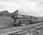 Im Gegensatz zu 01 507 (vgl. Bild-Nr. 37667) erhielt 01 508, die gerade hier nach Bebra einfährt, sofort mit dem Umbau aus 01 153 im Februar 1962 ihre Boxpok-Räder. Das Boxpok-Rad stellte eine Alternative zum klassischen Speichenrad dar. Die von der amerikanischen General Steel Castings Corporation aus Illinois patentierte „Boxpok“-Bauweise (englisch = „boxed spoke“), bei der die volle Radscheibe mehrere ovale Aussparungen besaß, sollte höhere Belastungen als die Speichenräder zulassen. Acht Maschinen der Baureihe 01.5 wurden als einzige deutsche Loks mit diesen Rädern ausgestattet, die sich jedoch aufgrund von Konstruktionsfehlern im Betrieb nicht bewährten. (25.03.1963) <i>Foto: Joachim Claus</i>