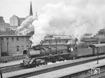 03 228 (Bw Berlin-Ostbahnhof) verlässt mit einem Schnellzug nach Berlin den Hamburger Hauptbahnhof. Schaut man sich das Stationierungsverzeichnis der Lok an, scheint diese nicht besonders beliebt gewesen zu sein: Währernd ihrer 40-jährigen Einsatzzeit wurde sie in 18 Bahnbetriebswerken herumgereicht. (30.04.1963) <i>Foto: Joachim Claus</i>