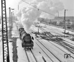 23 1101 (Bw Leipzig Hbf Süd) verlässt mit einem Schnellzug den Leipziger Hauptbahnhof. (25.03.1970) <i>Foto: Dieter Kempf</i>