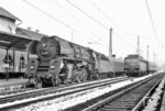 01 530 ist mit einem Interzonenzug in Bebra eingetroffen. Daneben steht 139 556. (30.03.1970) <i>Foto: Dieter Kempf</i>