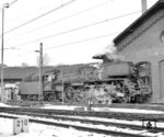 01 530 (Bw Erfurt) wurde inzwischen im Bw Bebra für die Rückleistung gewendet. Bebra war bis 1989 einer der sieben Grenzbahnhöfe im Verkehr mit der DDR. Seit 1949 gab es Reiseverkehr zwischen West und Ost über Bebra, ab 1961 auch Transitzüge nach West-Berlin. Bis zur Fertigstellung des Bahnhofs Gerstungen als Grenzbahnhof 1973 erbrachte die DR die Transitleistungen nach Bebra, während der Korridorverkehr Bebra – Gerstungen – Heringen (Werra) der DB oblag. Obwohl die DR-Loks für westliche Eisenbahnfreunde nur auf dem knapp 20 km kurzen Streckenstück zwischen Bebra und Obersuhl erreichbar waren, zogen sie Scharen von Fotografen an. Dies lag auch an der durchaus reizvollen Streckenführung, die von beiden Seiten bis zum Hönebach-Tunnel, der die Wasserscheide zwischen Werra und Fulda markiert, anstieg. (30.03.1970) <i>Foto: Dieter Kempf</i>