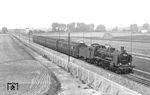 Der Ruhrschnellverkehr war ein System aus schnellen, dampfgeführten Nahverkehrszügen, die ab 1932 in einem Taktfahrplan die wichtigsten Strecken des heutigen Ruhrgebietes befuhren. Es ist somit als Vorgänger der heutigen S-Bahn Rhein-Ruhr zu bezeichnen. Hier fährt 38 2142 (Bw Dortmund Hbf) mit dem Ruhrschnellverkehrszug R 2934 in Angermund zwischen Duisburg und Düsseldorf ein. (1937) <i>Foto: RVM-Filmstelle Berlin (Bellingrodt)</i>
