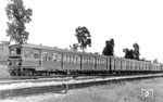 Die Berliner S-Bahn verfügte 17 Triebwagenzüge der Bauart "Bernau". Im S-Bahnbetriebswerk Friedrichsfelde (S-Bw Frf) steht an der Spitze einer Zugeinheit esT 3042, der ab 1941 als ET 169 010a im Einsatz war. Das Fahrzeug wurde noch in die U-Bahn Typ EIII/2 1856 (BVB 102 056) umgebaut und am 30.11.1966 vom Bestand abgesetzt. Hierzu folgende Ergänzung: Das gezeigte Fahrzeug wurde nicht direkt in einen U-Bahn-Wagen umgebaut. Dies war die in den 1960er Jahren in der DDR übliche Sprachregelung, die sich durch zahlreiche Veröffentlichungen zieht. In der DDR war es durch RGW-Vorgaben nicht zulässig, Neubauwagen für U-Bahnen herzustellen. Die Triebwagen der Baureihe ET 169 wurden bereits ab Mitte der 1950er Jahren durch Tausch der Fahrmotoren, Drehgestelle, Steuerungen und andere Bauteile technisch an die Baureihe ET 165 angeglichen, um die Wartung zu vereinheitlichen. Nachdem Mauerbau 1961 ging das Verkehrsaufkommen der S-Bahn etwas zurück, nun waren die recht schweren und langen Triebwagen der rekonstruierten Baureihe ET 169 entbehrlich und konnten ausgemustert werden. Für die Ostberliner Großprofil-U-Bahnlinie E Alexanderplatz—Friedrichsfelde wurden aber Fahrzeuge benötigt, um die dort fahrenden Kleinprofilwagen mit Zusatzbohlen ("Blumenbretter") freisetzen zu können. Deshalb wurden die rd. 2,95 m breiten S-Bahnwagen buchmäßig in U-Bahnwagen "umgebaut". Tatsächlich wurden aber vollkommen neue U-Bahn-Wagenkästen (2,65 m breit) gebaut und die Fahrmotoren, Drehgestelle Steuerungen und andere Bauteile, die ja eigentlich technisch zur Baureihe ET 165 gehörten, in die neuen U-Bahnwagen umgesetzt. Technisch hat die Baureihe ET 169 nichts mit den U-Bahnwagen zu tun. Später wurden auch S-Bahnwagen der Baureihe ET 165 in weitere U-Bahnwagen "umgebaut". Das genannte Ausmusterungsdatum aus dem Jahr 1966 bezieht sich auf den Lebenslauf des S-Bahnwagens, die U-Bahnwagen liefen noch bis nach dem Mauerfall und wurden ab 1994 abgestellt. (1934) <i>Foto: DLA Darmstadt (Maey)</i>