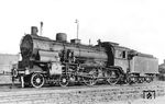Bestens ausgeleuchtet steht 13 530 im Bw Posen Hbf, wo sie auch das Kriegsende erlebte. Sie kam erneut in den Bestand der PKP, wurde in Pd5-21 (neu) umgezeichnet und am 22.04.1952 in Wolsztyn (Wollstein) ausgemustert. Rechts steht bereits die französische Leihlok 230 F 684 zur Ablichtung bereit (vgl. Bild-Nr. 107118). (20.09.1944) <i>Foto: RVM-Filmstelle Berlin (Maey)</i>