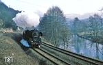Zwischen Saale und Fernstraße 88 war gerade noch Platz für die Saalebahn, auf der gerade 41 1180 mit Dg 55445 nach Saalfeld unterwegs ist. (01.01.1983) <i>Foto: Wolfgang Bügel</i>