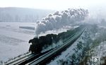 Am nächsten Tag hatte 41 1273 den Ng 66474 am Haken, der wiederum im Gegenlicht durch Zeutsch zwischen Uhlstädt und Orlamünde dampft. (18.02.1983) <i>Foto: Wolfgang Bügel</i>