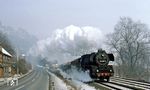 Neben der autofreien Fernstraße 88 fährt 41 1182 vor Dg 55445 durch Dornburg an der Saale.  (18.02.1983) <i>Foto: Wolfgang Bügel</i>