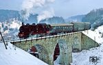 Mit einem Sonderzug ist 94 1292 in Hirschbach auf der Strecke Suhl - Schleusingen unterwegs. (19.02.1983) <i>Foto: Wolfgang Bügel</i>