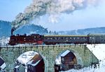 Fotohalt mit Scheinanfahrt auf dem 47 m langen Viadukt in Hirschbach. Auf der Bahnstrecke Suhl - Schleusingen wurde der Güterverkehr am 31. Dezember 1994 eingestellt. Letzter Betriebstag im planmäßigen Personenverkehr war der 31. Mai 1997, die endgültige Betriebseinstellung erfolgte am 31. Oktober 1999. Seitdem liegt die an die Rennsteigbahn verpachtete Bahn im Dornröschenschlaf. (19.02.1983) <i>Foto: Wolfgang Bügel</i>