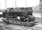 Neubaulok 99 240 (Zweitbesetzung) vom Bw Wernigerode Westerntor auf dem Transportwagen für Schmalspurlok DR 84-70-02 im Bw Halle (Saale) P. Die 1956 von LKM Babelsberg gelieferte Lok befindet sich auf der Überführung zum Raw Görlitz.  (1958) <i>Foto: Gerhard Illner</i>