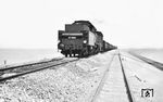 Der Hindenburgdamm verbindet seit 1. Juni 1927 die nordfriesische Insel Sylt mit dem Festland von Schleswig-Holstein. Nach einer Bauzeit von nur vier Jahren wurde er fertiggestellt und dient ausschließlich dem Eisenbahnverkehr. Am Tag der offiziellen Betriebsaufnahme fährt 57 3505 (Bw Flensburg Weiche) mit einem Güterzug über die neue Verbindung. (01.06.1927) <i>Foto: RVM</i>
