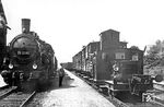 Rangierarbeiten im Bahnhof Fürstenau (Han) an der Strecke Rheine—Quakenbrück. 55 2393 vom Bw Rheine R, eine auf Heißdampf umgebaute preußische G 9, ist mit einem Güterzug in Gleis 2 eingetroffen und hat anschließend die für Fürstenau (Han) bestimmte Wagengruppe nach Gleis 1 umgesetzt. Inzwischen setzt die 25 PS Windhoff-Kleinlok Kö 0009 (Bw Rheine P) Viehwagen aus Gleis 3 an den in Gleis 2 stehenden Zugteil an. Kö 0009 wurde erst im Mai 1931 in Dienst gestellt und im August 1935 bereits wieder ausgemustert.  (1931) <i>Foto: RVM</i>