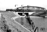 Eine preußische P 8 rollt mit einem Personenzug über die Riedbahnbrücke dem Mannheimer Hauptbahnhof entgegen. Die Brücke wurde 1880 in Betrieb genommen. Sie führt über den Neckar und über den parallel verlaufendem Neckarkanal. Im Zweiten Weltkrieg wurde sie stark beschädigt, aber erst 2009 durch einen kompletten Neubau ersetzt. (1937) <i>Foto: RVM</i>