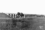 Das 360 m lange Viadukt führt über das Johannisbachtal auf der Bahnstrecke Hamm (Westf)—Minden (Westf) bei Bielefeld. Die auch als "Schildescher Viadukt" bezeichnete Brücke wurde am 14. März 1945 bei einem britischen Luftangriff zerstört. Die 1847 errichtete Brücke gehörte bis dahin zu den ältesten Zeugen der Eisenbahngeschichte in Deutschland. Um sie zu zerstören, wurde mit über zehn Tonnen Gewicht die bis heute schwerste in einem Krieg eingesetzte Fliegerbombe "Grand Slam" eingesetzt. Die Brücke wurde nicht direkt getroffen, durch die nahe Explosion wurde jedoch ein Beben ausgelöst, daß die Pfeiler einstürzen ließ. Nach Ende des Krieges wurde sie provisorisch mit einer zweigleisigen Stahlstrebenkonstruktion aus Mitteln der Pionierausrüstung der Wehrmacht wiederaufgebaut. (1934) <i>Foto: RVM</i>