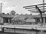 Die Erfurter 01 517, noch mit Boxpokrädern und Kohlefeuerung ausgestattet, wendet auf der Segmentdrehscheibe am Ringlokschuppen 2 im Bw Bebra. (01.06.1964) <i>Foto: Joachim Claus</i>