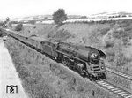 01 520 (Bw Erfurt) mit einem "Interzonenzug" kurz hinter Bebra auf dem Weg nach Gerstungen. Die weitere Reise zur innerdeutschen Grenze wird eher von gemischten Gefühlen begleitet sein, und zwischen der Freude, Angehörige, Freunde und Bekannte wiederzusehen und dem unguten Gefühl des Grenzübertritts in Gerstungen, schwanken. (11.07.1964) <i>Foto: Joachim Claus</i>