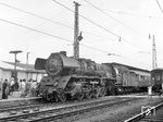 Die Eisenacher 41 126 ist soeben in Bebra angekommen. Der Heizer wird gleich die Lok abhängen und zum Drehen und Wasserfassen ins Bw fahren. Eine DB-Lok wird den Zug dann weiter in Richtung Kassel oder Fulda befördern. Links neben der Lok sieht man die 1992 abgebrannte Zollbaracke, die seit 1990 allerdings leer stand. Rechts neben der Lok steht ein Verstärkungswagen. (01.06.1964) <i>Foto: Joachim Claus</i>