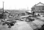 Pflasterarbeiten an einem aufgelassenen Bahnübergang an der Freie Straße nach Sudenburg in Magdeburg-Buckau.  (14.11.1933) <i>Foto: Rbd Hannover</i>