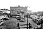 Blick auf den Magdeburger Hauptbahnhof, der im Jahre 1870 als neuer Zentralbahnhof angelegt wurde. Beim Luftangriff auf Magdeburg am 16. Januar 1945 wurde auch der Hauptbahnhof schwer getroffen. Das mittlere Empfangsgebäude wurde völlig zerstört und nicht wieder aufgebaut. Das östliche Empfangsgebäude wurde schwer beschädigt, die Bahnsteighallen waren teilweise zusammengebrochen. Das Bild zeigt den Zustand des Bahnhofs im Frühjahr 1951 mit dem "Platz der Volkssolidarität". (17.03.1951) <i>Foto: Slg. Erich Preuß</i>