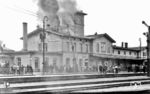 Brand im Empfangsgebäude des Bahnhofs Schönebeck (Elbe) an der Strecke Magdeburg - Halle. Die vielgeschmähten "Gaffer" gab es offenkundig auch damals schon.  (1906) <i>Foto: RBD Halle/Slg. Erich Preuß</i>