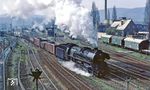 41 1130 verlässt mit Ng 66474 den Bahnhof Saalfeld in Richtung Saalebahn. Im Zuge der zweiten Elektrifizierung des Bahnhofs wurde 1995 die Bahnhofsausfahrt stark vereinfacht.  (20.04.1983) <i>Foto: Wolfgang Bügel</i>