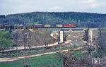 DR 110 043 passiert eine Hilfsbrücke über den Erlbach bei Töppeln. (20.04.1983) <i>Foto: Wolfgang Bügel</i>