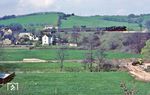 41 1182 mit P 6017 nach Gera in Töppeln, dessen Bahnhofsgebäude am linken äußeren Rand noch erkennbar ist. (20.04.1983) <i>Foto: Wolfgang Bügel</i>