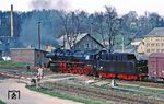 50 3647 in Thalheim im Erzgebirge. Die Lok wurde ursprünglich als 50 1951 am 19.01.1942 beim Bw Insterburg in Ostpreußen in Dienst gestellt und 1961 zur 50 3647 rekonstruiert. Am 31.10.1986 wurde sie beim Bw Nossen z-gestellt und am 19.08.1988 ausgemustert. (21.04.1983) <i>Foto: Wolfgang Bügel</i>