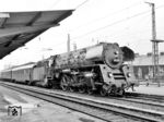 01 521 (1964 aus 01 144 rekonstruiert) übernimmt den D 7 (Paris - Saarbrücken - Frankfurt (M) - Bebra - Leipzig - Dresden - Görlitz - Warschau) im deutsch/deutschen Grenzbahnhof Bebra.  (13.06.1965) <i>Foto: Will A. Reed</i>