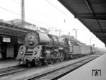 01 525 (Bw Erfurt P) ist mit einem Interzonenzug in Bebra eingetroffen. Auch sie war erst ein Jahr zuvor aus 01 219 rekonstruiert worden. (13.06.1965) <i>Foto: Will A. Reed</i>