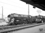 Deutsch-deutsche Begegnung in Bebra mit 01 528 vom Bw Erfurt P und 41 255 aus Kassel. (13.06.1965) <i>Foto: Will A. Reed</i>