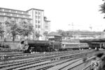 01 502 (Bw Wittenberge) verlässt vor D 263 nach Dresden den Hamburger Hauptbahnhof. Die ersten beiden Wagen liefen zur Verstärkung in der Relation Hamburg-Schwerin mit. (30.06.1968) <i>Foto: Will A. Reed</i>