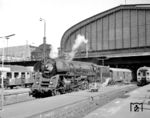 01 508 wartet vor D 163 in Hamburg Hbf auf die Rückfahrt nach Berlin. (02.07.1968) <i>Foto: Will A. Reed</i>
