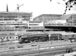 01 508 (mit Boxpok-Rädern) wartet im Hamburger Hauptbahnhof vor D 163 nach Berlin auf Ausfahrt. Als einzige deutsche Dampflok waren acht Maschinen der Baureihe 01.5 zeitweise mit Boxpok-Rädern ausgestattet, die sich jedoch aufgrund von Konstruktionsfehlern nicht bewährten und später wieder gegen normale Speichenradsätze getauscht wurden. (02.07.1968) <i>Foto: Will A. Reed</i>