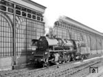 Der Lokwechsel der Interzonenzüge, die über Herrnburg/Lübeck nach Hamburg fuhren, erfolgte in Lübeck Hbf. So fährt die Schweriner 23 1024 auch hier an der Halle des Hauptbahnhofs entlang, während der Zug von einer DB V-Lok übernommen wird. Der Grenzübergang in Herrnburg war erst 5 Jahre zuvor am 20. März 1960 für den Interzonenzugverkehr geöffnet worden. (01.07.1968) <i>Foto: Will A. Reed</i>