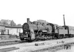 57 3213 rangiert in Rostock Hbf. Die Lok gehörte 1945 eigentlich zum Bestand der RBD Regensburg. Mit Kriegsende wurde sie bei einem planmäßigen Aufenthalt im RAW Meiningen dort einfach einbehalten und dem Bw Erfurt Gbf zugeschlagen.  (02.07.1968) <i>Foto: Will A. Reed</i>