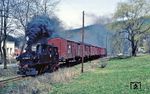 99 1568 bringt mit Ng 66512 Nachschub für die Kühlschrankproduktion des „VEB DKK Scharfenstein“ nach Niederschmiedeberg. (21.04.1983) <i>Foto: Wolfgang Bügel</i>