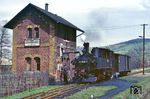 Hinter Niederschmiedeberg ist vom Ng 66512 nicht mehr viel übrig geblieben. Beim Zwischenhalt in Steinbach löscht 99 1568 nochmals ihren Durst vor der letzten Etappe nach Jöhstadt. (21.04.1983) <i>Foto: Wolfgang Bügel</i>