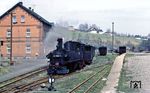 Rangierarbeiten im Bahnhof Jöhstadt. Obwohl hier noch reichlich Personenwagen stehen, verkehrten seit Freitag, dem 13. (!) Januar 1984, keine Reisezüge mehr zwischen Niederschmiedeberg und Jöhstadt, nachdem die zuständige Bahnmeisterei die Verantwortung für einen Weiterbetrieb auf den maroden Gleisen nicht mehr übernehmen wollte. Die Einstellung des Personenverkehrs auf dem Reststück zwischen Wolkenstein und Niederschmiedeberg folgte dann am 30. September 1984. (21.04.1983) <i>Foto: Wolfgang Bügel</i>