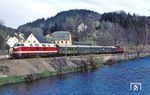 Mit Schlusslok 110 540 erreicht DR 118 257 vor P 18782 das Örtchen Scharfenstein an der tiefblauen Zschopau. (21.04.1983) <i>Foto: Wolfgang Bügel</i>