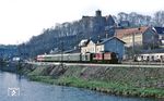 Noch ein Blick auf die Schlusslok des P 18782, der mittlerweile den Bahnhof Scharfenstein erreicht hat. Über der Szene trohnt die Burg Scharfenstein, deren Ursprungsbau aus dem Jahr 1250 stammt. 1945 ging das Waldgebiet mit der Burg in Volkseigentum über, das Schloss wurde zunächst Bergschule der Wismut und 1951 ein Spezialkinderheim für „schwererziehbare“ Jungen eingerichtet. 1967 wurde es in einen Jugendwerkhof für Jugendliche umgewandelt, die ebenfalls im Sinne der DDR-Pädagogik als „schwererziehbar“ galten. 1993 wurde die Burg vom Freistaat Sachsen – Sächsische Schlösserverwaltung übernommen.  (21.04.1983) <i>Foto: Wolfgang Bügel</i>