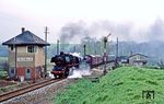 Im strömenden Regen nähert sich 50 1298 mit Ng 62348 nach Nossen am Bk. Rothschönberg. (22.04.1983) <i>Foto: Wolfgang Bügel</i>