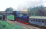50 1002 mit P 15768 (Nossen – Riesa) an der damals noch sehenswerten alten Brücke der Döbelner Straße in der Bahnhofsausfahrt von Lommatzsch. (23.04.1983) <i>Foto: Wolfgang Bügel</i>