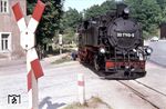 99 1789 des Lokbahnhofs Freital-Hainsberg bedient das Sägewerk bzw. Küchenmöbelwerk in Obercarsdorf, links der Gasthof Obercarsdorf, rechts die Fernverkehrsstraße 170. Der Begriff "Weißeritztalbahn" für die Schmalspurbahn Freital-Hainsberg - Kurort Kipsdorf kam erst sieben Jahre später auf.  (11.08.1976) <i>Foto: Johannes Glöckner</i>