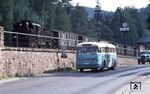 99 1794 mit der motorisierten Straßenkonkurrenz am Bahnhof Kurort Kipsdorf. (11.08.1976) <i>Foto: Johannes Glöckner</i>