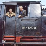 Lokführer und Heizer auf 86 1725 im Bahnhof Aue/Sa. Bei der Neulackierung des Führerhauses störten das noch angebrachte Eigentums- und Gattunsgschild offenkundig nicht.  (13.08.1976) <i>Foto: Johannes Glöckner</i>