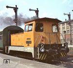 Die dieselhydraulische 102 132 (LKM Babelsberg, Baujahr 1970) als Rangierlok "Rüde 13" im Bahnhof Aue.  (13.08.1976) <i>Foto: Johannes Glöckner</i>