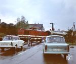 DR 110 773 passiert mit einem Personenzug Richtung Karl-Marx-Stadt den Bahnübergang an der Lößnitzer Straße (Fernverkehrsstraße F 169) in Höhe des Otto-Grotewohl-Stadions in Aue. (13.08.1976) <i>Foto: Johannes Glöckner</i>